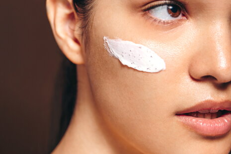 Na čo sa peeling na tvár používa? Všetky výhody tejto výnimočnej kozmetiky